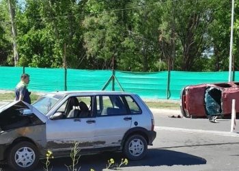 Espectacular choque y vuelco