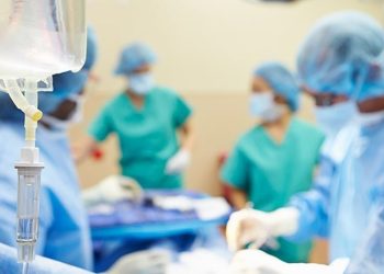 Inédita cirugía en Argentina para removerle un tumor cerebral a un paciente despierto