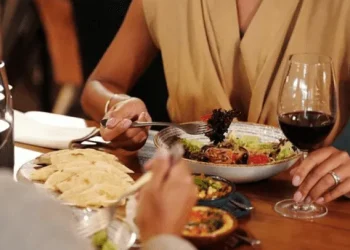La primera cita en un restaurante que terminó en escándalo: ella no quiso pagar su parte y él tomó una drástica decisión