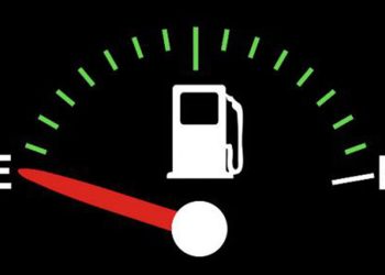 Luz roja y tanque vacío: cuántos kilómetros pueden hacer los autos más vendidos de Argentina con la reserva de combustible