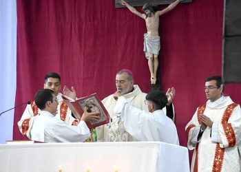 El obispo Domínguez ofició la misa por San Rafael Arcángel con un gran número de feligreses en la Catedral