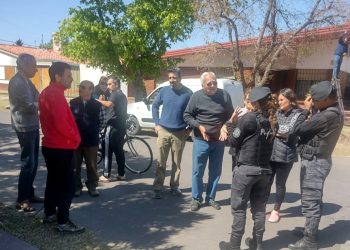 Vecinos del Barrio Docente se manifestaron para pedir la intervención de la justicia por una persona que los tiene a maltraer