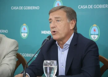 Rodolfo Suarez ordenó demandar a un conductor que chocó a un auto de su custodia