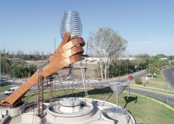 La nueva Copa de 15 metros de altura ya engalana el ingreso del Acceso Estede San Rafael