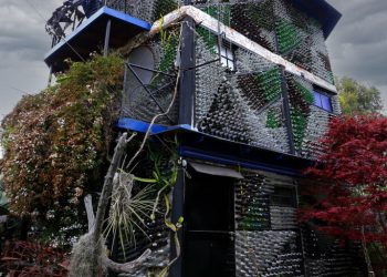 Puro ingenio argentino: Cómo es la curiosa casa construida con botellas por un hombre que no tenía dónde vivir