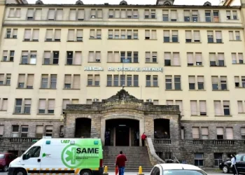 Una mujer rompió la puerta de una guardia de un hospital porque tardaban en atender a su pareja