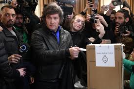 Una multitud acompañó a Milei a votar y le cantó el cumpleaños: “Estamos en condiciones de hacer el mejor gobierno de la historia”
