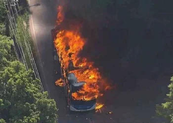 Río de Janeiro: incendiaron 35 colectivos tras la muerte de un líder criminal brasileño