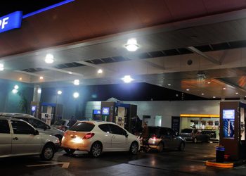 La odisea para conseguir combustible y largas filas en Mendoza