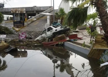 Reportan 27 muertos y cuatro desaparecidos por el paso del huracán Otis en México