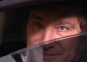 Cuánto cuesta el auto  con el que Javier Milei buscó a Fátima Flórez y qué detalle detonó las redes