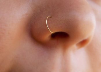 Quiso tener un piercing en la nariz y terminó sin poder mover sus piernas: “Pude morir”