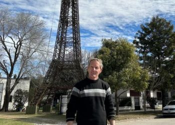 El argentino que construye una réplica de la Torre Eiffel en el patio de su casa: 30 metros de altura y 10 toneladas de peso