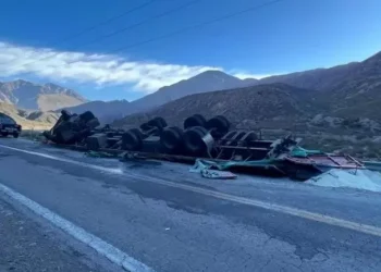 Provincia de Mendoza: volcó un camión de arroz sobre la ruta 7 porque el chofer iba alcoholizado