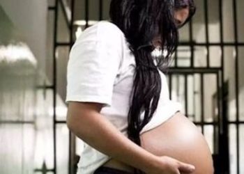 “Tuve que parir encadenada”: los testimonios de mujeres que dieron a luz y criaron a sus hijos en la cárcel