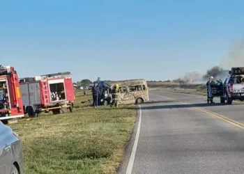 Trágico siniestro vial en Córdoba: Murieron 5 personas tras chocar una combi con una Hilux