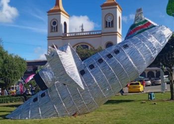 Bochorno en Colombia: instalaron un avión estrellado en un parque para «homenajear» a Chapecoense