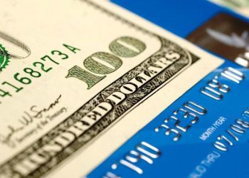 Alertan sobre la posibilidad de “un salto cambiario” con el dólar tarjeta luego del balotaje entre Sergio Massa y Javier Milei