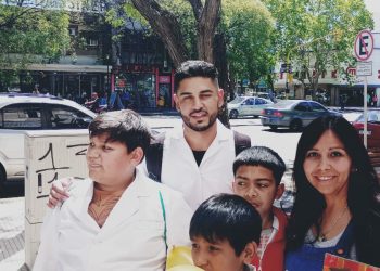 Cuidado del medioambiente: alumnos de la escuela Papernó colocaron ceniceros en paradas de colectivo