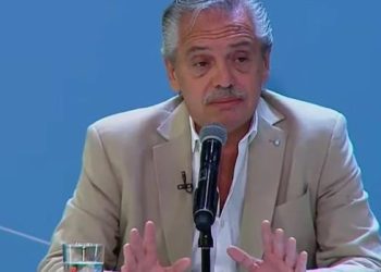Alberto Fernández evalúa propuestas para dar clases en España después del 10 de diciembre