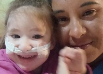 Ayuda para Cansu: se llevará a cabo una rifa solidaria para una niña que se alimenta con una leche especial