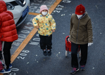 Brote de neumonía infantil en China: la OMS exigió nuevos datos y recomendó el uso de mascarillas