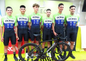 Ciclismo: el equipo “Roma Automotores” presentó su indumentaria