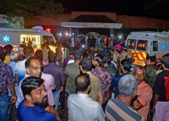 Cuatro jóvenes murieron por una avalancha durante un concierto en India