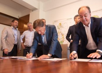 Suarez firmó el contrato final para el avance de Potasio Río Colorado