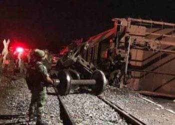 EEUU: Un tren de carga con azufre descarriló, se incendió y llamaron a evacuar la zona