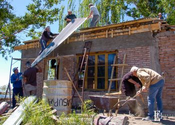 Solidaridad: miembros del Club Ika ayudaron a recuperar el techo de un puesto de El Nihuil afectado por el Zonda
