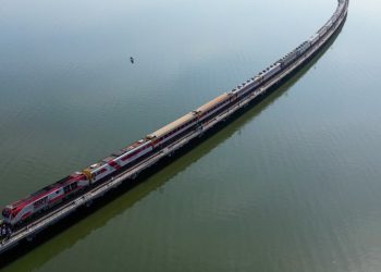 El espectáculo del «tren flotante» en Tailandia