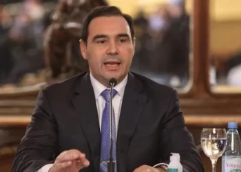 El gobernador Valdés presentó una demanda en la Corte por la modificación del piso de Ganancias