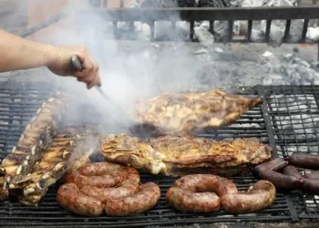 El secreto para hacer el mejor asado: en qué orden colocar carnes, chorizos, morcillas y achuras en la parrilla