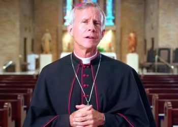 En un gesto muy poco habitual, el Papa destituyó a un obispo conservador estadounidense