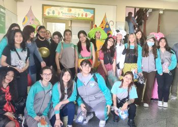 Fuertes emociones: alumnas de la Ebyma confeccionaron y entregaron “muñecos de apego” a niños internados en el Schestakow