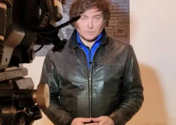 Fin del misterio: revelan por qué Javier Milei usa un buzo azul debajo de su campera de cuero