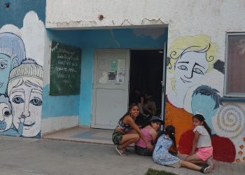 Vecinos del CIC “Semillas del Cambio” preparan un mural comunitario