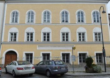 La ciudad natal de Hitler sigue honrando a dos nazis, según una red de asistencia austríaca