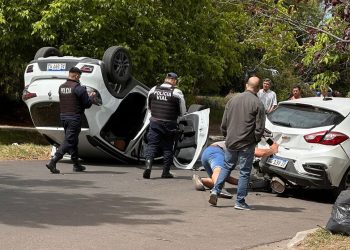 Borracho, chocó contra otro auto y terminó volcando