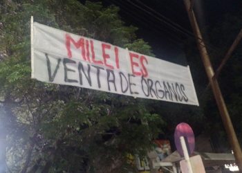 Colgaron carteles pasacalles contra Javier Milei
