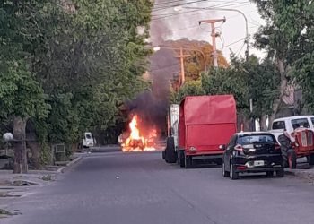 Se incendió un taxi: daños totales