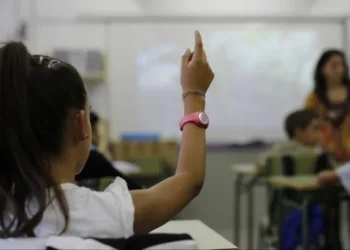Maestra le consultó a una alumnita por «mamá» y la respuesta la dejó paralizada: «Mi corazón entró en paro y se rompió»