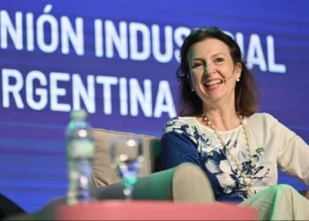 Ante la UIA, Mondino prometió que los dólares serán de los exportadores y no del Banco Central