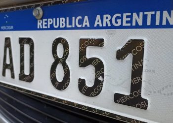 Copias por pérdidas o roturas: por la falta de insumos para hacerlas de aluminio, autorizan a circulara los vehículos con patentes de “papel”