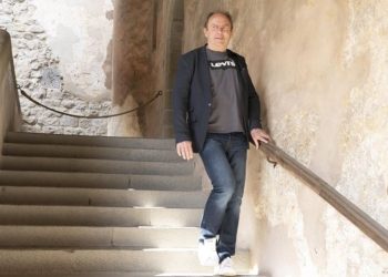 Enfermo de Parkinson recuperó casi totalmente la capacidad de caminar tras un implante