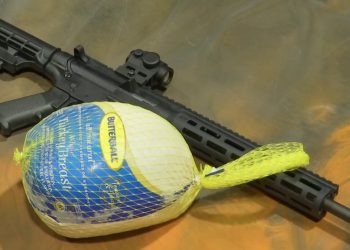 Polémica oferta: una empresa de Florida regala un pavo y rifle AR-15 a quien contrate sus servicios