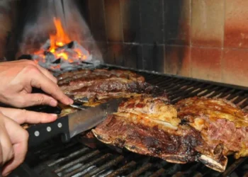 Salario versus asado: cuántos kilos se podían comprar en 2017 y cuántos hoy