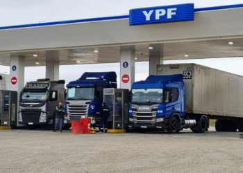 La escasez de combustible genera problemas en los transportistas: hay quejas por los costos dispares