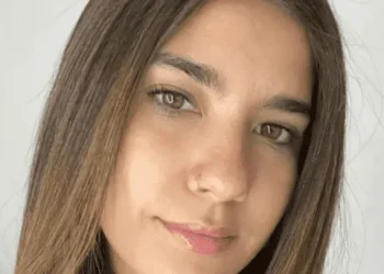 Su novio no atendía el celular, fue a su casa, vio a una mujer en el balcón y hubo un giro inesperado: «Fingí»
